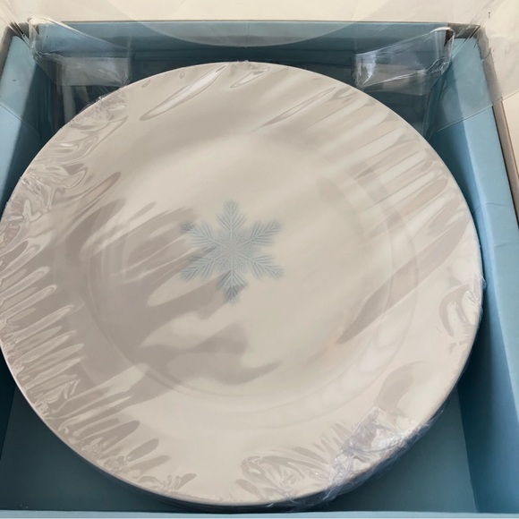 NWT Snowflake Plates - Picture 2 of 6